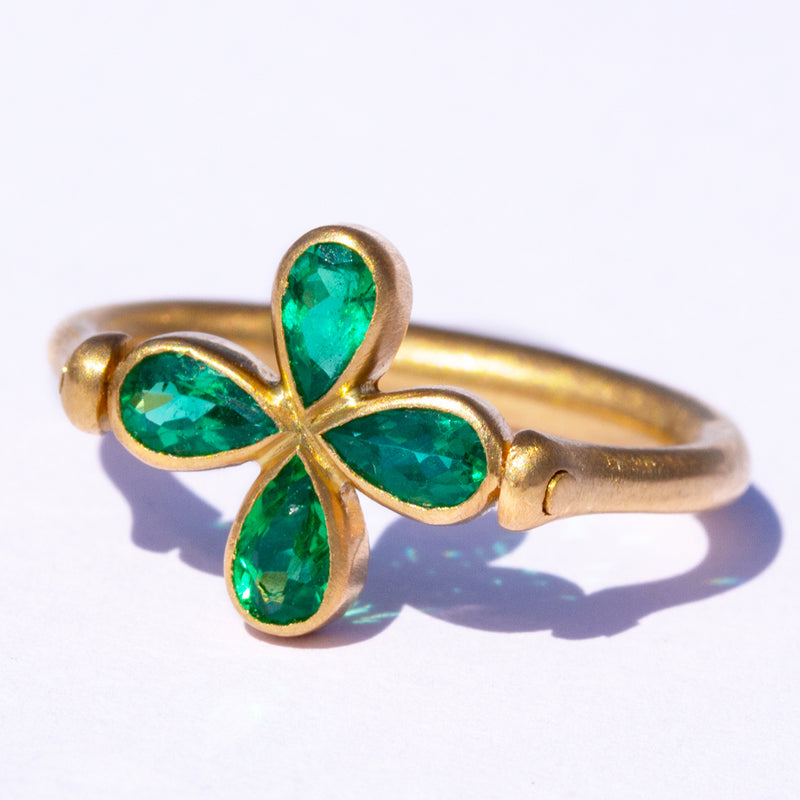 ring-emerald-swivel-clover-ring-22k-yellow-gold-fine-jewelry-for-women-marie-helene-de-taillac